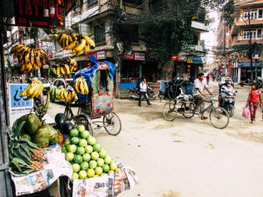 Katmandu Nepal 31 Ağustos 2018 öğleden sonra Katmandu Thamel bölgesinde yerel touk touk varmaya bilinmeyen bir Nepal insan görünümü