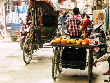 Katmandu Nepal 31 Ağustos 2018 öğleden sonra Katmandu Thamel bölgesinde yerel touk touk varmaya bilinmeyen bir Nepal insan görünümü