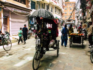 Katmandu Nepal 31 Ağustos 2018 öğleden sonra Katmandu Thamel bölgesinde yerel touk touk varmaya bilinmeyen bir Nepal insan görünümü