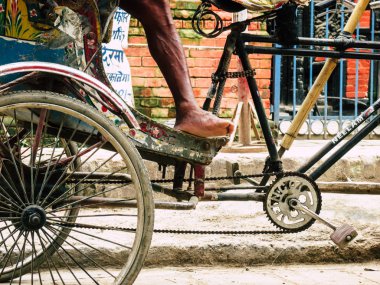 Katmandu Nepal 31 Ağustos 2018 öğleden sonra Katmandu Thamel bölgesinde yerel touk touk varmaya bilinmeyen bir Nepal insan görünümü