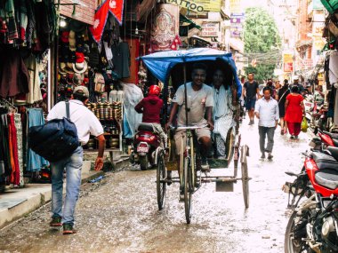 Katmandu Nepal 31 Ağustos 2018 öğleden sonra Katmandu Thamel bölgesinde yerel touk touk varmaya bilinmeyen bir Nepal insan görünümü