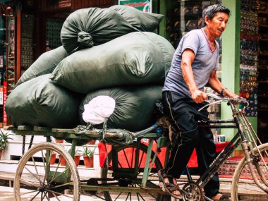 Katmandu Nepal 31 Ağustos 2018 öğleden sonra Katmandu Thamel bölgesinde yerel touk touk varmaya bilinmeyen bir Nepal insan görünümü