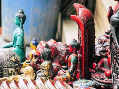 Katmandu Nepal 31 Ağustos 2018 dekoratif objeler Closeup öğleden sonra Kathmandu. Thamel bölgede bir Hatıra Eşyası dükkanında satılan