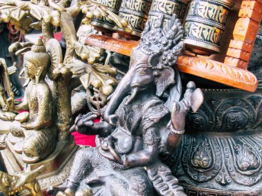 Katmandu Nepal 31 Ağustos 2018 dekoratif objeler Closeup öğleden sonra Kathmandu. Thamel bölgede bir Hatıra Eşyası dükkanında satılan
