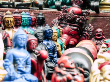 Katmandu Nepal 31 Ağustos 2018 dekoratif objeler Closeup öğleden sonra Kathmandu. Thamel bölgede bir Hatıra Eşyası dükkanında satılan