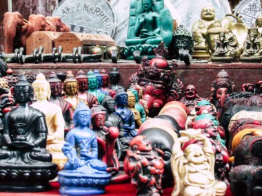 Katmandu Nepal 31 Ağustos 2018 dekoratif objeler Closeup öğleden sonra Kathmandu. Thamel bölgede bir Hatıra Eşyası dükkanında satılan