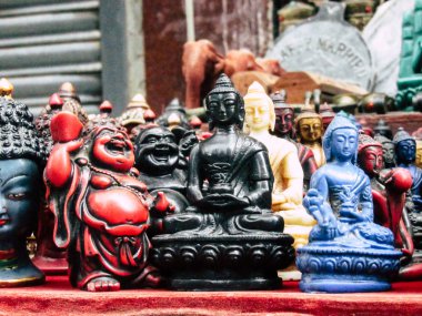 Katmandu Nepal 31 Ağustos 2018 dekoratif objeler Closeup öğleden sonra Kathmandu. Thamel bölgede bir Hatıra Eşyası dükkanında satılan