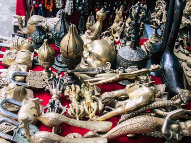 Katmandu Nepal 31 Ağustos 2018 dekoratif objeler Closeup öğleden sonra Kathmandu. Thamel bölgede bir Hatıra Eşyası dükkanında satılan