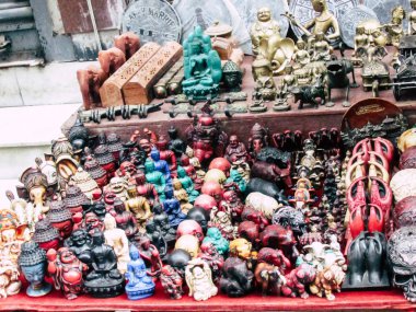 Katmandu Nepal 31 Ağustos 2018 dekoratif objeler Closeup öğleden sonra Kathmandu. Thamel bölgede bir Hatıra Eşyası dükkanında satılan