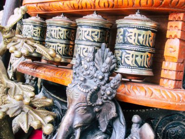 Katmandu Nepal 31 Ağustos 2018 dekoratif objeler Closeup öğleden sonra Kathmandu. Thamel bölgede bir Hatıra Eşyası dükkanında satılan