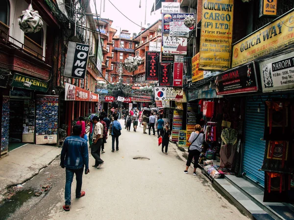 Katmandu Nepal 31 Ağustos 2018 Durbar Meydanı ve Kathmandu Thamel bölgesi arasında öğleden sonra bilinmeyenli Nepalce insanlar görünümünü