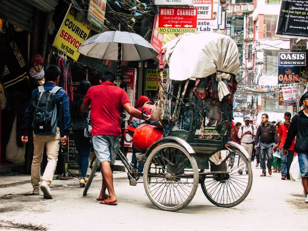 Kathmandu Nepal Sierpień 2018 Widok Nieznanych Ludzi Nepalski Jazdy Touk — Zdjęcie stockowe