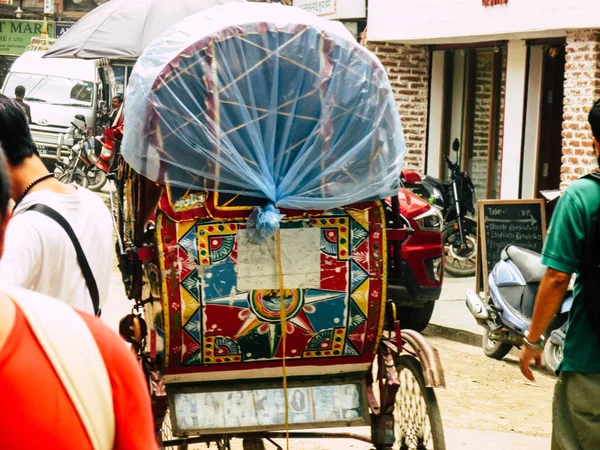 Kathmandu Nepal Agosto 2018 Vista Povo Nepalês Desconhecido Dirigindo Tuk — Fotografia de Stock