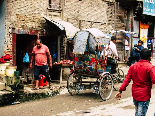 Kathmandu Nepal Agosto 2018 Vista Povo Nepalês Desconhecido Dirigindo Tuk — Fotografia de Stock