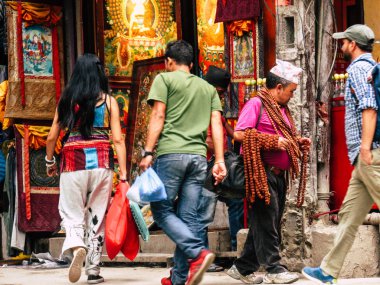 Katmandu Nepal 31 Ağustos 2018 Durbar Meydanı ve Kathmandu Thamel bölgesi arasında öğleden sonra yürüyüş bilinmeyenli turist görünümünü