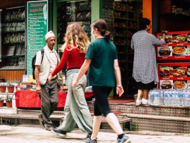Katmandu Nepal 31 Ağustos 2018 Durbar Meydanı ve Kathmandu Thamel bölgesi arasında öğleden sonra yürüyüş bilinmeyenli turist görünümünü