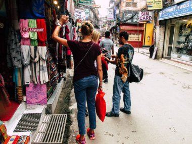 Katmandu Nepal 31 Ağustos 2018 Durbar Meydanı ve Kathmandu Thamel bölgesi arasında öğleden sonra yürüyüş bilinmeyenli turist görünümünü