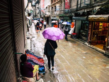 Katmandu Nepal 31 Ağustos 2018 Durbar Meydanı ve Kathmandu Thamel bölgesi arasında öğleden sonra bilinmeyenli Nepalce insanlar görünümünü
