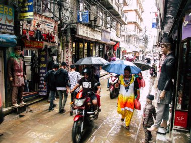 Katmandu Nepal 31 Ağustos 2018 Durbar Meydanı ve Kathmandu Thamel bölgesi arasında öğleden sonra bilinmeyenli Nepalce insanlar görünümünü