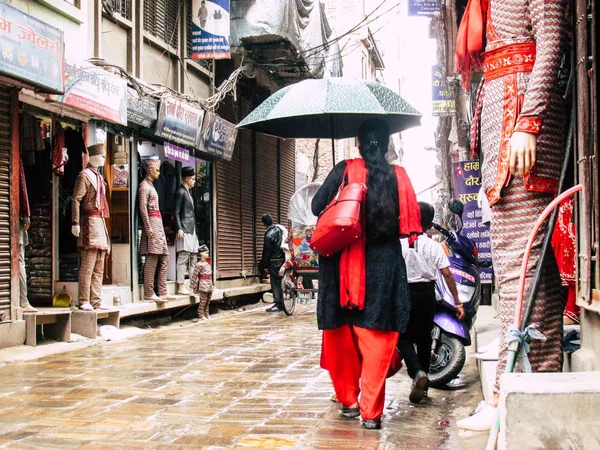 Katmandu Nepal 31 Ağustos 2018 Durbar Meydanı ve Kathmandu Thamel bölgesi arasında öğleden sonra bilinmeyenli Nepalce insanlar görünümünü