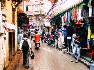Katmandu Nepal 31 Ağustos 2018 Durbar Meydanı ve Kathmandu Thamel bölgesi arasında öğleden sonra bilinmeyenli Nepalce insanlar görünümünü