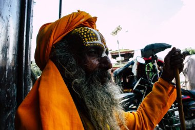 Katmandu Nepal 1 Eylül 2018 bir Sadhu ile boya portresi nokta Kathmandu Durbar Meydanı'nda sabah oturan yüz ve sarı giysiler