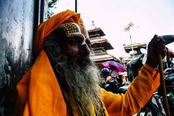 加德满都尼泊尔2018年9月1日上午在加德满都的杜巴广场上 脸上涂有油漆点的萨杜和黄色衣服的画像 — 图库照片