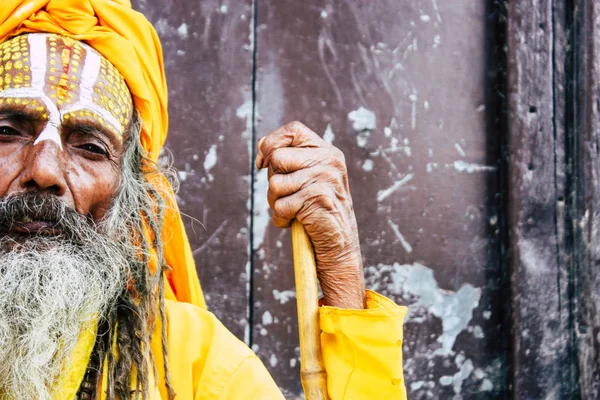 Kathmandu Nepál Září 2018 Sádhu Barvou Tečky Tvář Žluté Oblečení — Stock fotografie