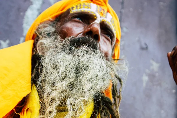 ネパール カトマンズ 2018 日朝カトマンズのダルバール広場に座って顔と黄色の服のドットに塗料でサードゥの肖像画 — ストック写真