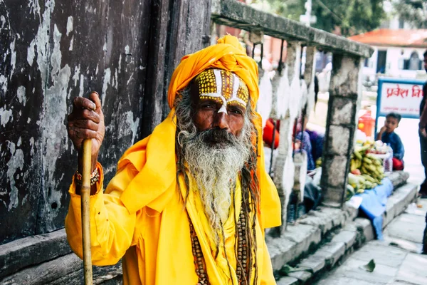 加德满都尼泊尔2018年9月1日上午在加德满都的杜巴广场上 脸上涂有油漆点的萨杜和黄色衣服的画像 — 图库照片
