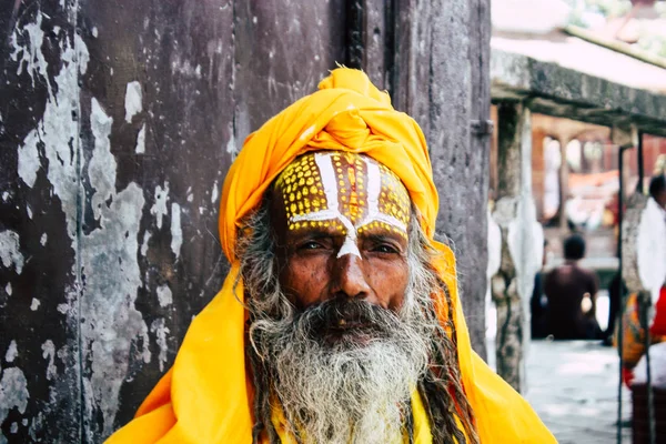카트만두 2018 아침에 카트만두에서 더르바르 광장에 얼굴과 노란색 페인트로 Sadhu의 — 스톡 사진