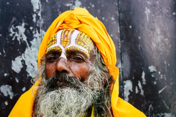 Kathmandu Nepál Září 2018 Sádhu Barvou Tečky Tvář Žluté Oblečení — Stock fotografie