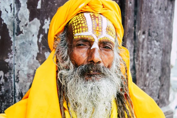 Kathmandu Nepal Września 2018 Portret Sadhu Farbą Kropki Twarzy Żółty — Zdjęcie stockowe