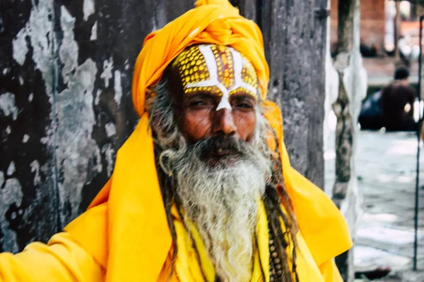 Kathmandu Nepál Září 2018 Sádhu Barvou Tečky Tvář Žluté Oblečení — Stock fotografie