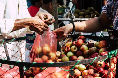 Katmandu Nepal 1 Eylül 2018 Closeup el sabah sokak sebze pazarı Chhetrapati Kare Kathmandu, meyve satan bilinmeyen Nepalce insan