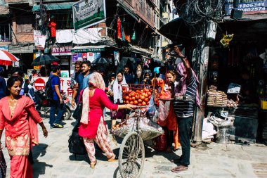 Katmandu Nepal 1 Eylül 2018 Closeup bilinmeyen bir Nepal insanlar sabah meyve Chhetrapati Kare Kathmandu sokak Sebze pazarında satış