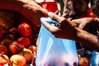 Katmandu Nepal 1 Eylül 2018 Closeup el sabah sokak sebze pazarı Chhetrapati Kare Kathmandu, meyve satan bilinmeyen Nepalce insan
