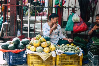 Katmandu Nepal 1 Eylül 2018 Closeup bilinmeyen bir Nepal insanlar sabah meyve Chhetrapati Kare Kathmandu sokak Sebze pazarında satış