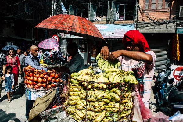 加德满都尼泊尔2018年9月1日在加德满都 Chhetrapati 广场的街头蔬菜市场上 一位不知名的尼泊尔人在街上卖水果的特写 — 图库照片