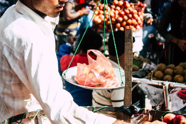 ネパール カトマンズ 2018 Chhetrapati 正方形カトマンズの通り野菜市場で果物を販売する不明なネパール人クローズ アップ — ストック写真