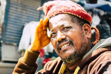 Katmandu Nepal 1 Eylül 2018 Closeup bilinmeyen bir Nepal insanların baharat Chhetrapati Meydanı'nda sokak sebze pazarı, sabah satış