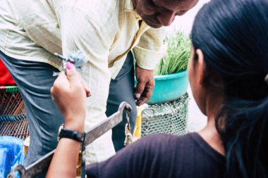 Katmandu Nepal 1 Eylül 2018 bilinmeyen bir Nepal insanlar sabah sokak sebze pazarı Chhetrapati Meydanı'nda sebze satan Closeup