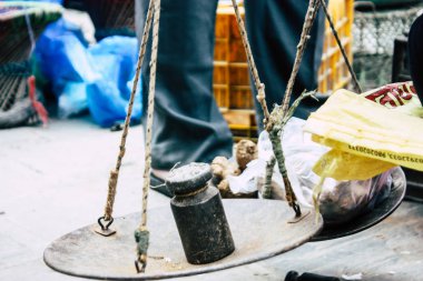 Katmandu Nepal 1 Eylül 2018 bilinmeyen bir Nepal insanlar sabah sokak sebze pazarı Chhetrapati Meydanı'nda sebze satan Closeup