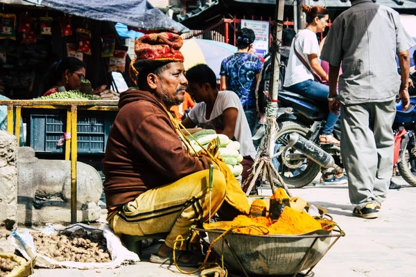ネパール カトマンズ 2018 日朝の Chhetrapati 広場で通りの野菜市場でスパイスを販売不明なネパール人のクローズ アップ — ストック写真