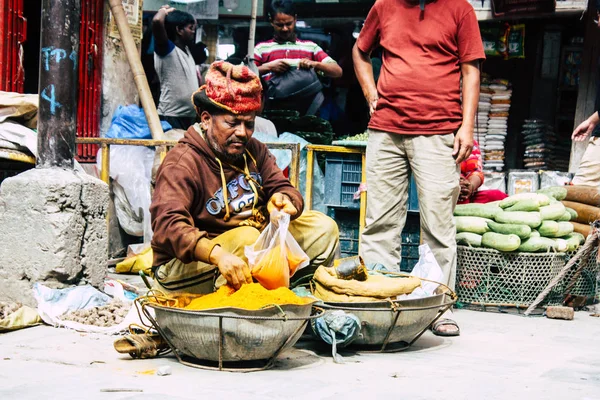 ネパール カトマンズ 2018 日朝の Chhetrapati 広場で通りの野菜市場でスパイスを販売不明なネパール人のクローズ アップ — ストック写真