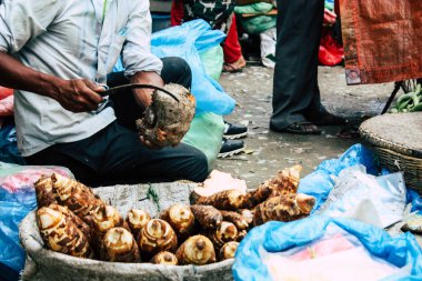 Katmandu Nepal 1 Eylül 2018 bilinmeyen bir Nepal insanlar sabah sokak sebze pazarı Chhetrapati Meydanı'nda sebze satan Closeup