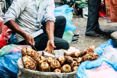 Katmandu Nepal 1 Eylül 2018 bilinmeyen bir Nepal insanlar sabah sokak sebze pazarı Chhetrapati Meydanı'nda sebze satan Closeup