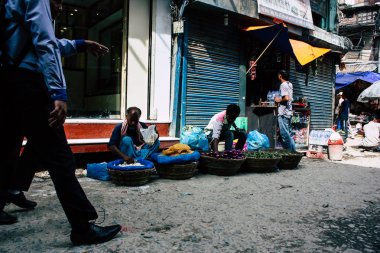 Katmandu Nepal 1 Eylül 2018 bilinmeyen bir Nepal insanlar sabah sokak sebze pazarı Chhetrapati Meydanı'nda sebze satan Closeup