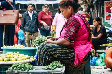 Katmandu Nepal 1 Eylül 2018 bilinmeyen bir Nepal insanlar sabah sokak sebze pazarı Chhetrapati Meydanı'nda sebze satan Closeup