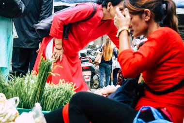 Katmandu Nepal 1 Eylül 2018 bilinmeyen bir Nepal insanlar sabah sokak sebze pazarı Chhetrapati Meydanı'nda sebze satan Closeup